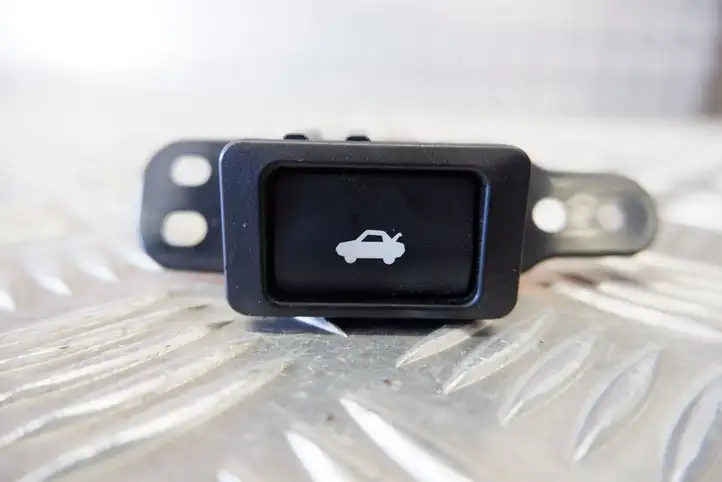 Lexus GS 250 300 350 300h 450h (2015 - 2020) 5544630270 Кнопка закрытия крышки багажника — фото 3