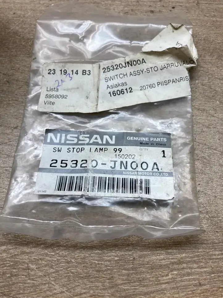 Nissan X-Trail T30 (2001 - 2007) 25320JN00A Датчик педали тормоза — фото 5