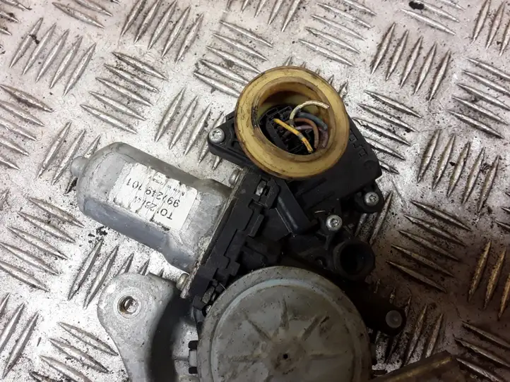 Toyota Corolla Verso E121 (2004 - 2007) 698400F020 Стеклоподъемник задней двери — фото 2