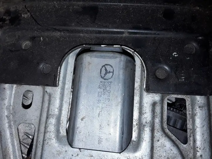 Mercedes-Benz C W203 (2000 - 2007) A2208204642 Стеклоподъемник задней двери — фото 2