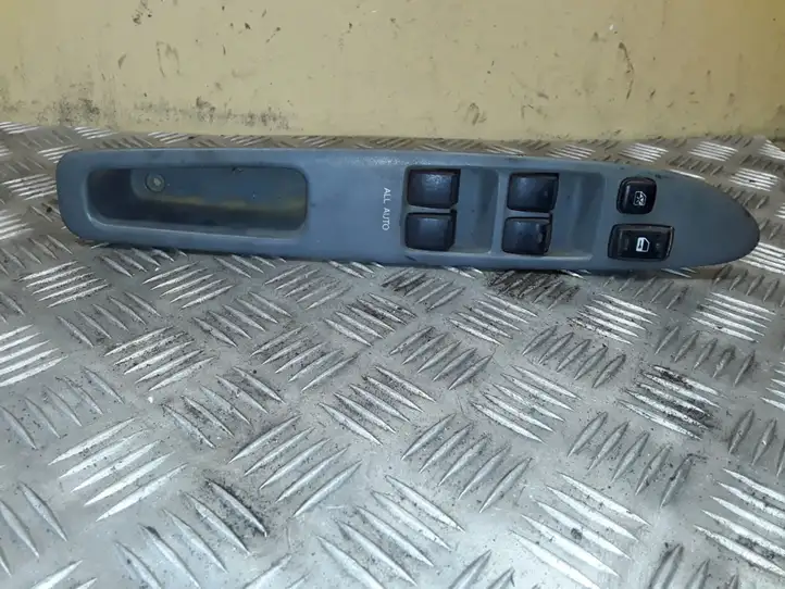 Toyota Avensis Verso (1995 - 2001) 8404044020 Блок кнопок стеклоподъемников — фото 1