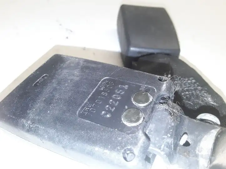 BMW X5 E53 (1999 - 2006)  33002618B Задний средний замок ремня