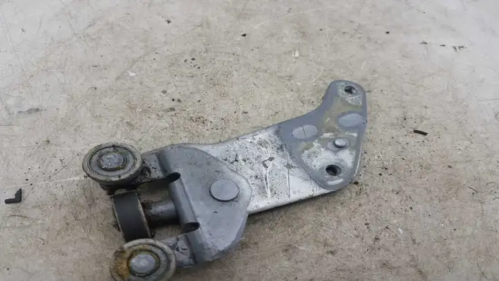 Toyota Previa (XR30, XR40) II (2000 - 2006)   Нижняя петля задней двери