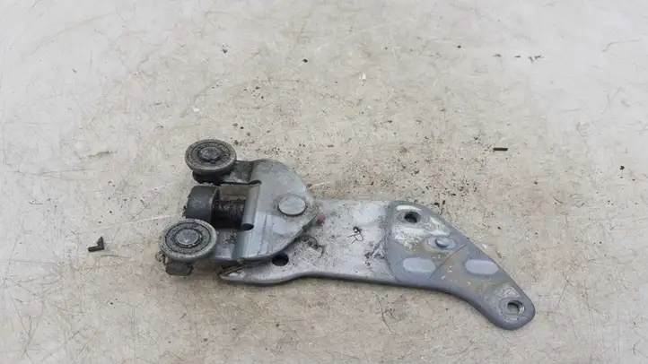 Toyota Previa (XR30, XR40) II (2000 - 2006) Нижняя петля задней двери — фото 1