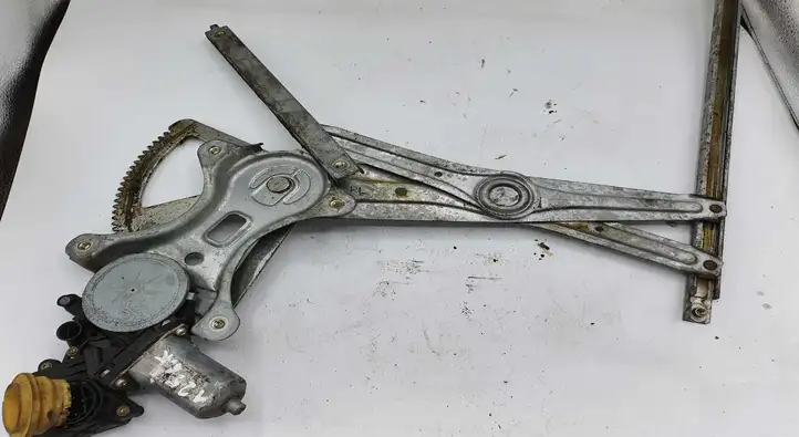 Toyota Corolla Verso E121 (2004 - 2007) 698400F020 Стеклоподъемник задней двери — фото 1