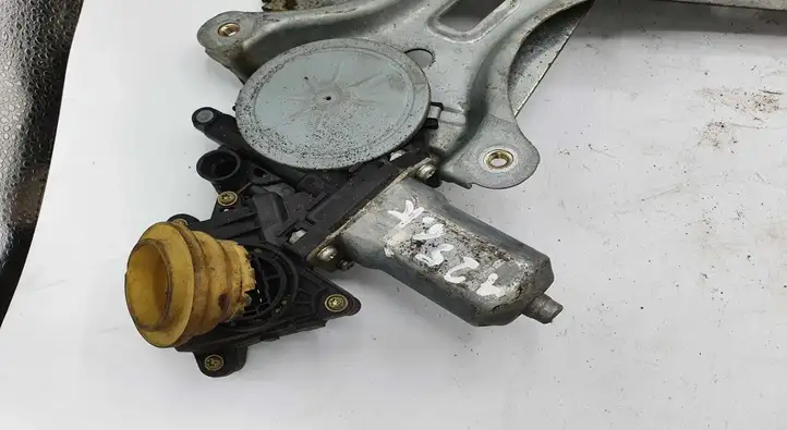 Toyota Corolla Verso E121 (2004 - 2007) 698400F020 Стеклоподъемник задней двери — фото 2