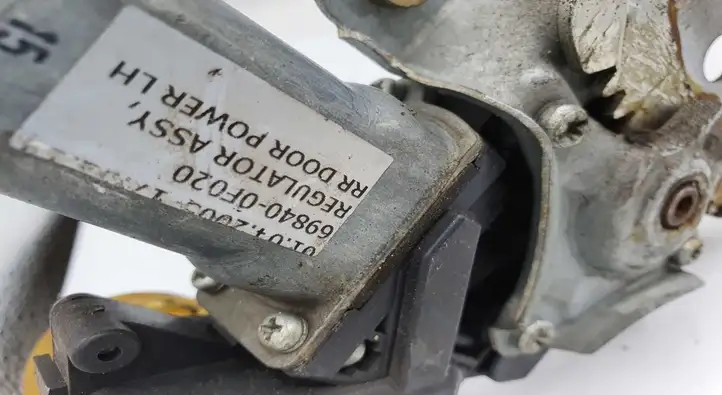 Toyota Corolla Verso E121 (2004 - 2007) 698400F020 Стеклоподъемник задней двери — фото 3