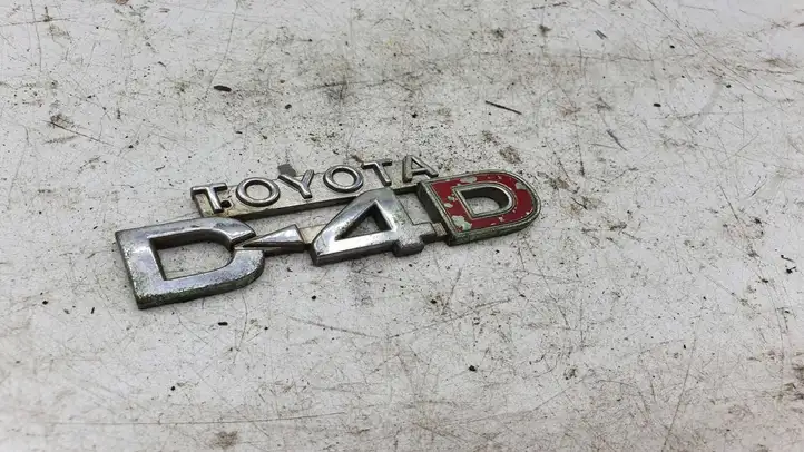 Toyota Corolla E120 E130 (2000 - 2004) Эмблема производителя — фото 3