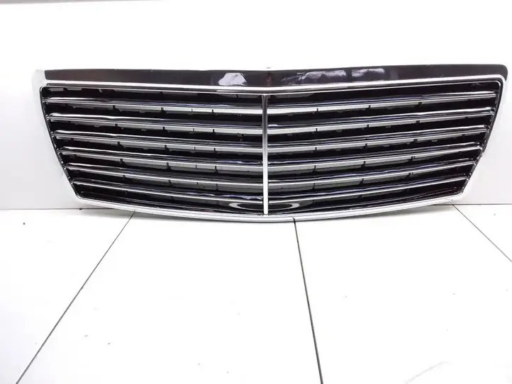 Mercedes-Benz C W203 (2000 - 2007) Верхняя решетка радиатора — фото 1