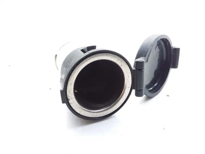 Kia Sorento (2002 - 2006) Розетка 12V (задняя) — фото 2