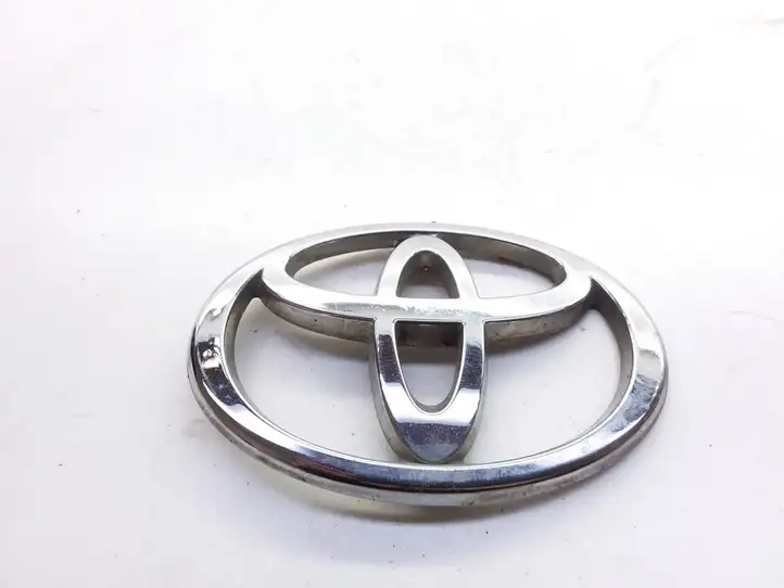 Toyota Previa (XR30, XR40) II (2000 - 2006) Эмблема производителя — фото 1