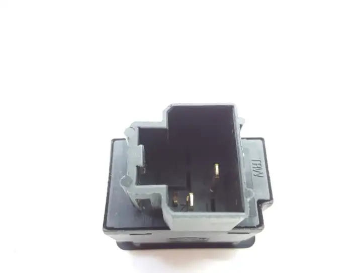 Nissan Primera (2000 - 2001) 4799 Кнопка закрытия крышки багажника — фото 4