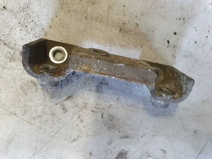 Land Rover Discovery 3 - LR3 (2004 - 2009) 4R8Q9W276 Кронштейн топливного насоса — фото 3