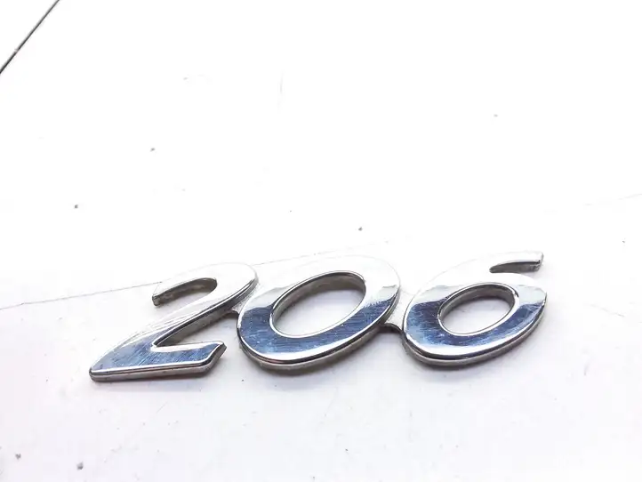 Peugeot 206 (1998 - 2012) Эмблема производителя — фото 1