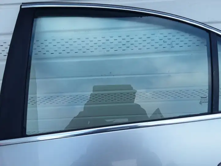 Nissan Primera (2001 - 2008) 43R00049 Стекло задней двери — фото 1