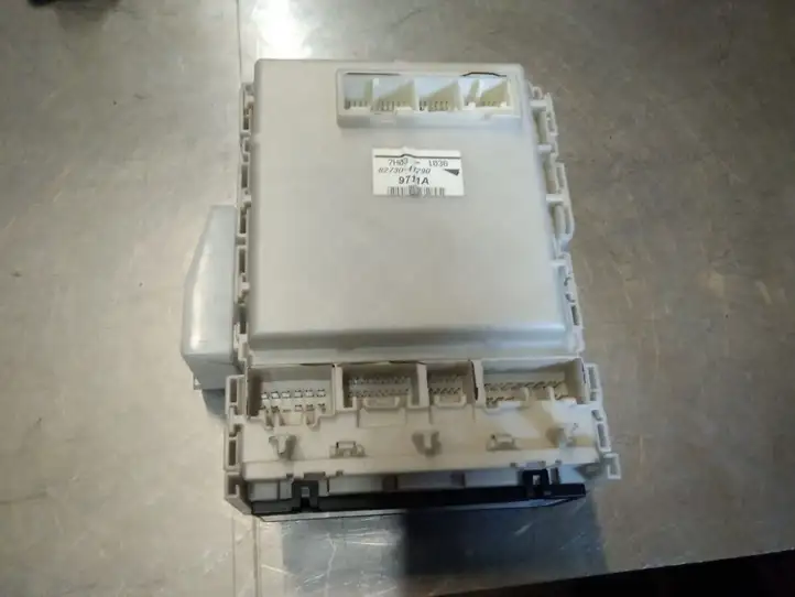 Toyota Prius (XW20) (2003 - 2009) 8273047290 Блок предохранителей — фото 2