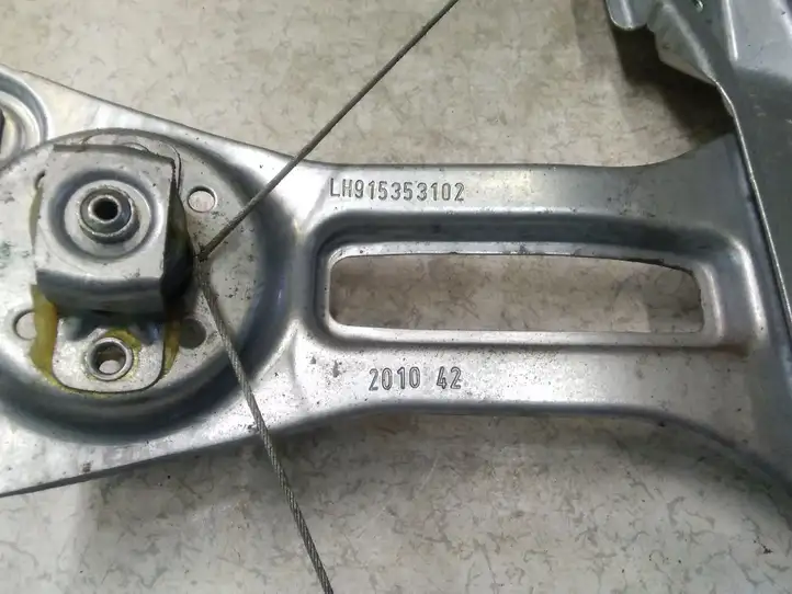 Opel Astra J (2009 - 2012) 13260131 Механический стеклоподъемник задней двери — фото 4
