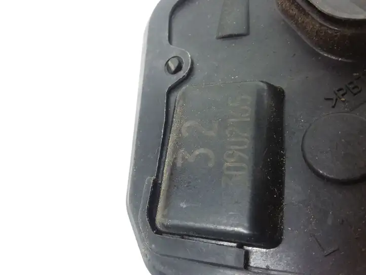 Toyota Corolla Verso E121 (2001 - 2004) 30902165 Замок задней двери — фото 4