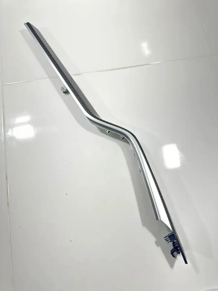 Tesla Model X (2015 - 2021) 103581300 Прочая отделка передней двери — фото 1