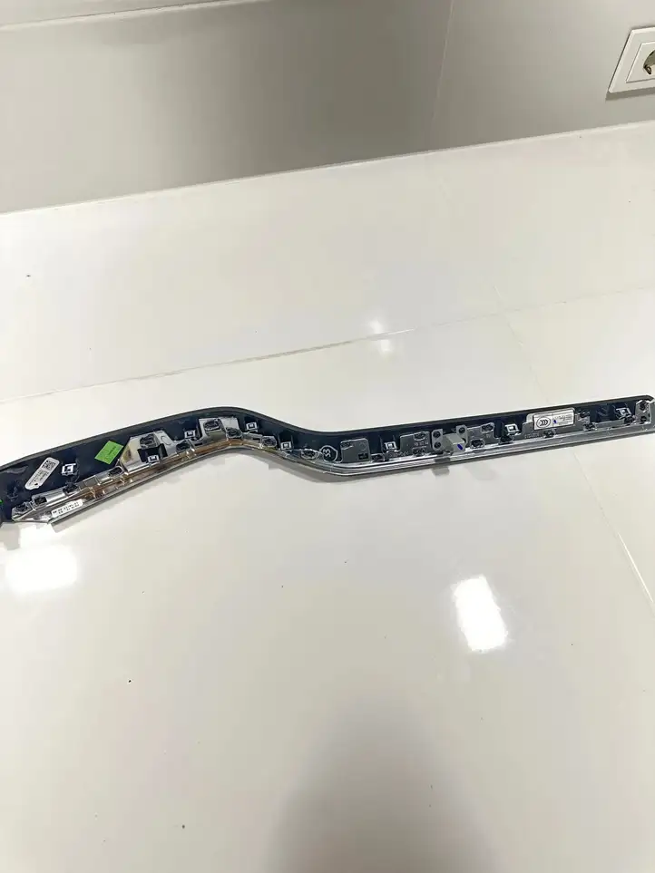 Tesla Model X (2015 - 2021) 103581300 Прочая отделка передней двери — фото 3
