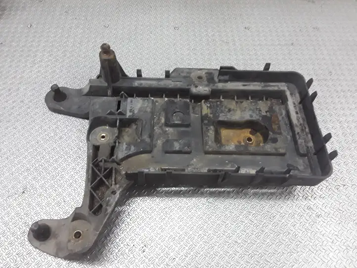 Seat Toledo III (5P) (2004 - 2009) 1K0915333C Площадка аккумулятора — фото 1