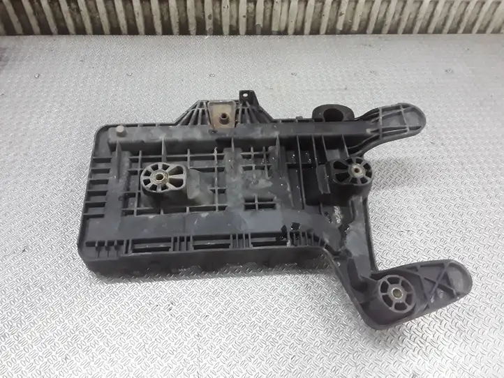 Seat Toledo III (5P) (2004 - 2009) 1K0915333C Площадка аккумулятора — фото 3