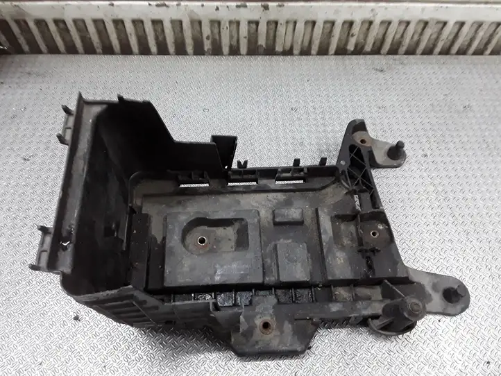 Volkswagen Golf V (2003 - 2009) 1K0915333C Площадка аккумулятора — фото 1