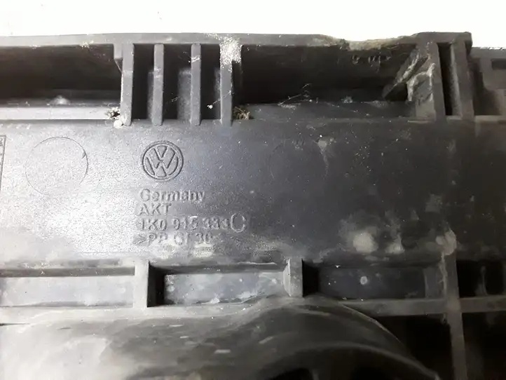 Seat Toledo III (5P) (2004 - 2009) 1K0915333C Площадка аккумулятора — фото 2