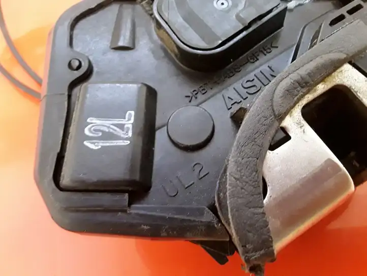 Toyota Corolla Verso AR10 (2004 - 2009) UL2 Замок задней двери — фото 4