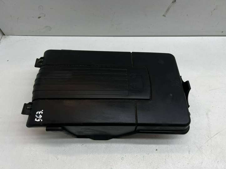 Volkswagen PASSAT B6 (2005 - 2010)  1K0915443C Крышка ящика аккумулятора