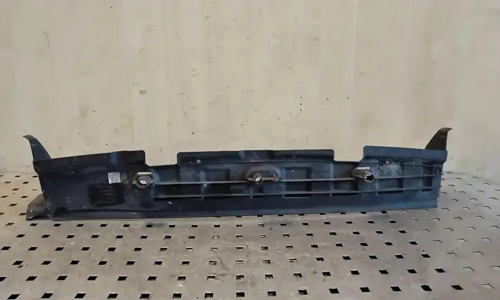 Land Rover Discovery (2004 - 2009)  DXJ500100 Нижняя часть панели радиаторов (телевизора)