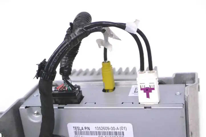 Tesla Model X (2015 - 2021) 105260900A Блок Hi-Fi аудиосистемы — фото 6