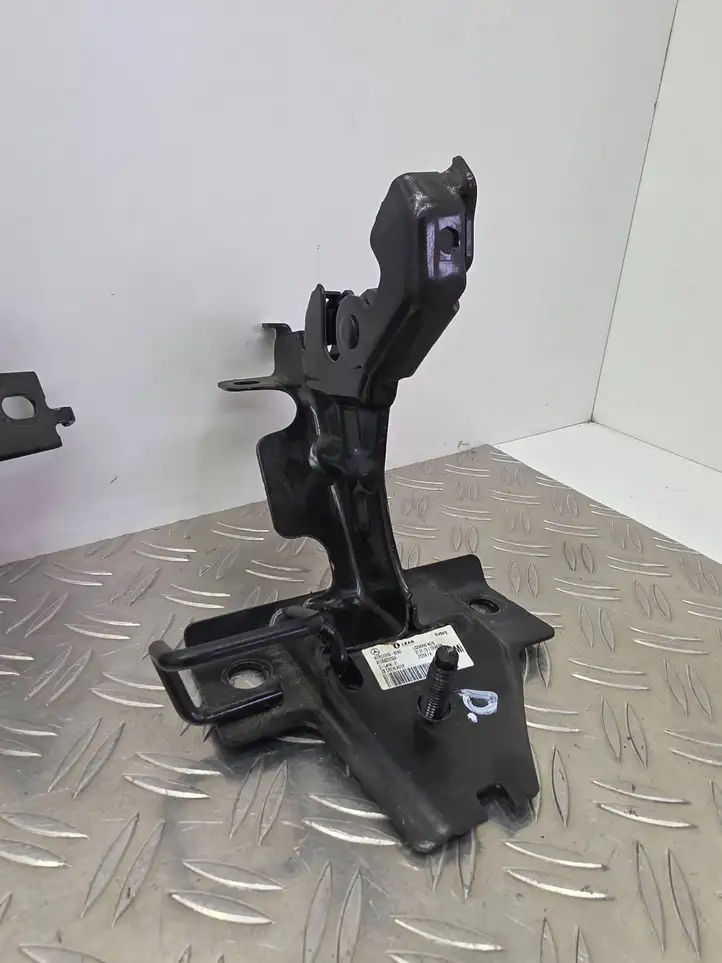 Mercedes-Benz CLA C117,X117,W117 (2013 - 2019) A1769200124 Кронштейн ISOFIX — фото 2