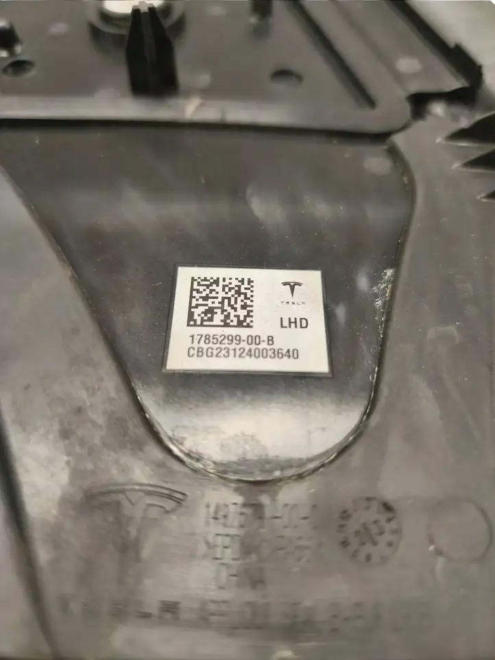 Tesla Model Y (2019 - 2024) 178529900B Наружная накладка стойки B — фото 9