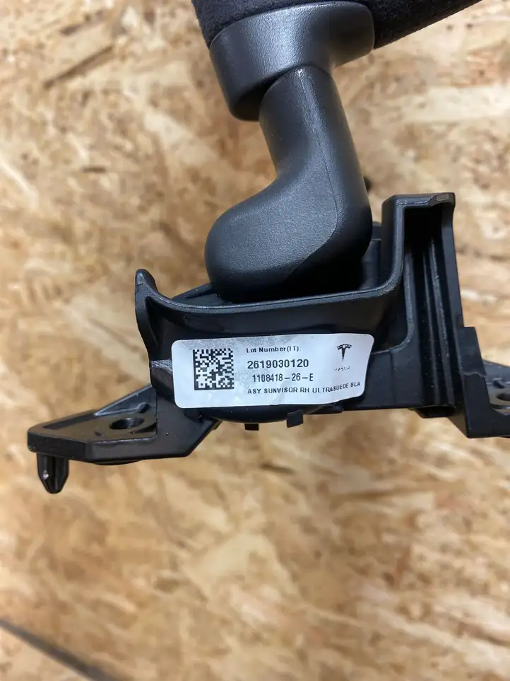 Tesla Model X (2015 - 2021) 110841826e Солнцезащитный козырек — фото 7