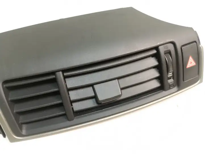 Toyota Verso (2009 - 2012) 556700F040 Центральный воздушный дефлектор — фото 6