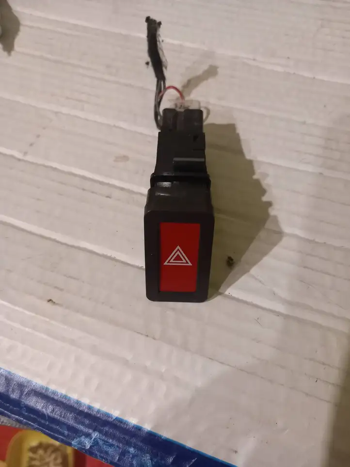 Nissan Almera N16 (2000 - 2010) 06016 Включатель аварийных фонарей — фото 1