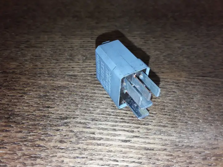 Opel Corsa C (2000 - 2003)  13100504 Другое реле