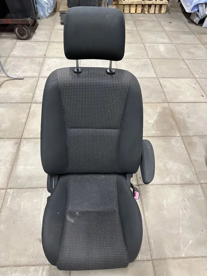 Toyota Corolla Verso AR10 (2004 - 2009) Переднее сиденье пассажира — фото 2