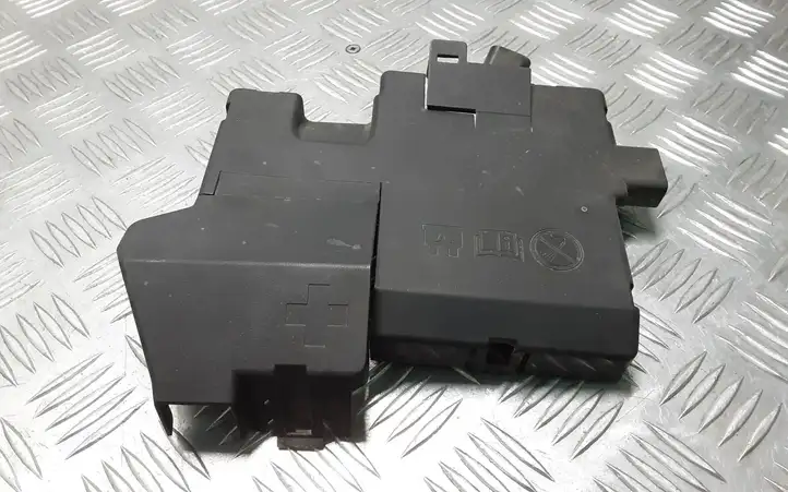 Volvo XC40 (2017 - )  32200335 Крышка ящика предохранителей