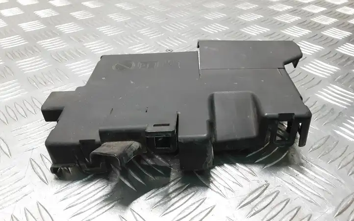 Volvo XC40 (2017 - )  32200335 Крышка ящика предохранителей