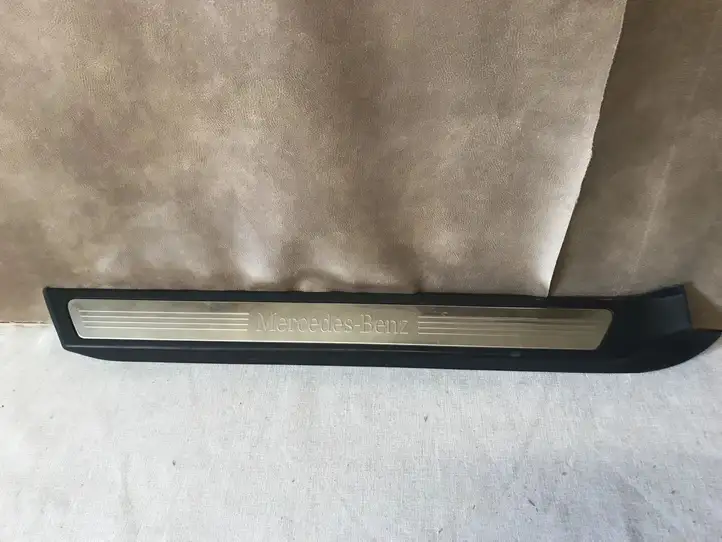 Mercedes-Benz E A207 (2010 - 2017) A2076800235 Внутренняя отделка переднего порога — фото 1