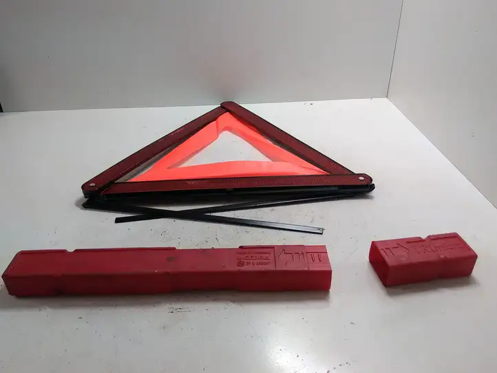 Audi A6 S6 C6 4F (2004 - 2008) 8H0860251 Аварийный знак — фото 3