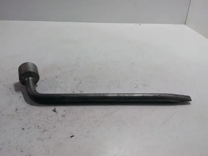 Toyota Avensis T250 (2006 - 2009) Баллонный ключ — фото 1