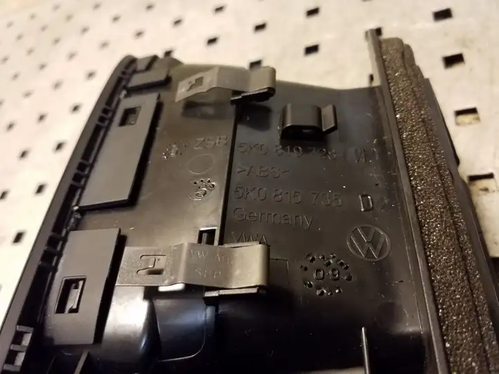 Volkswagen Golf VI (2009 - 2013)  5K0815736D Центральный дефлектор