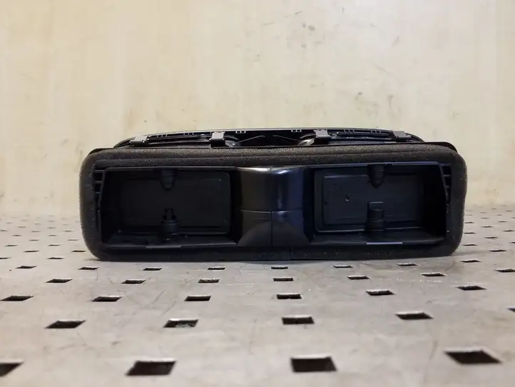 Volkswagen Golf VI (2009 - 2013)  5K0815736D Центральный дефлектор