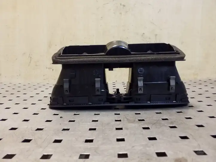 Volkswagen Golf VI (2009 - 2013)  5K0815736D Центральный дефлектор