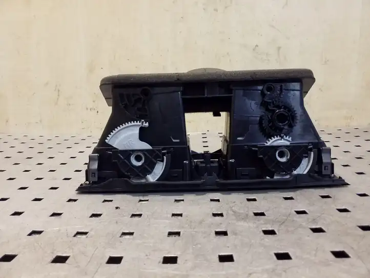 Volkswagen Golf VI (2009 - 2013)  5K0815736D Центральный дефлектор