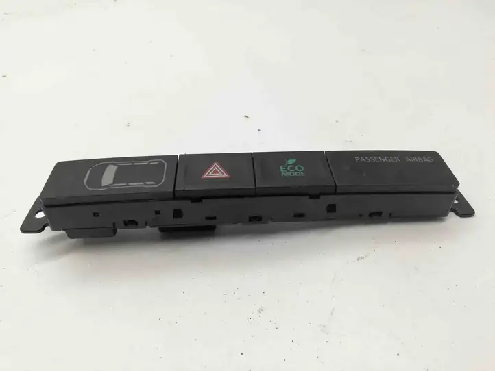 Mitsubishi Outlander (2018 - 2021) 8002B409 Кнопка фаркопа в багажнике — фото 2
