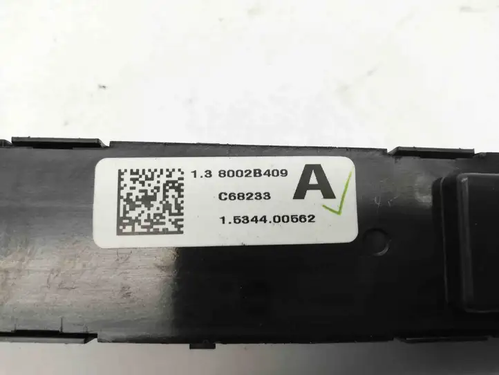 Mitsubishi Outlander (2018 - 2021) 8002B409 Кнопка фаркопа в багажнике — фото 4